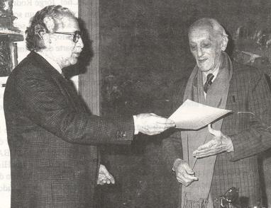 El presidente J.L.Víttori entrega el diploma de miembro honorario a J. Rodríguez Zía